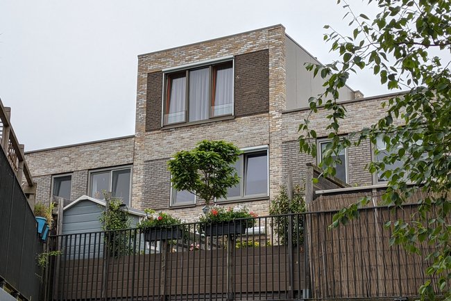 Dakopbouw prefab geplaatst, daarna de gevels opgemetseld.
