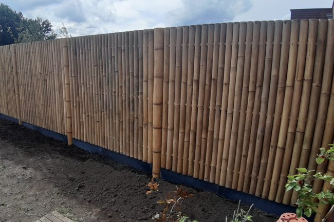 Bamboe schutting geplaats