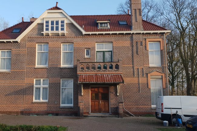 villa te Beuningen voorzien van een nieuwe knipvoeg