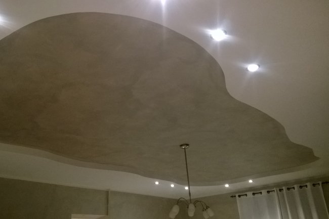 soffitto in cartongesso di un salone con faretti