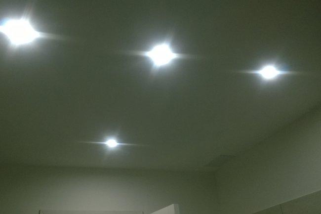soffitto bagno realizzato in cartongesso con faretti