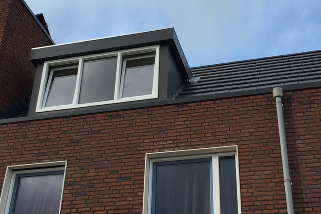 Kunststof dakkapel voorzien van HPL basis afwerking