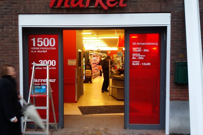 Rolluik als extra beveiliging ingang winkelketen