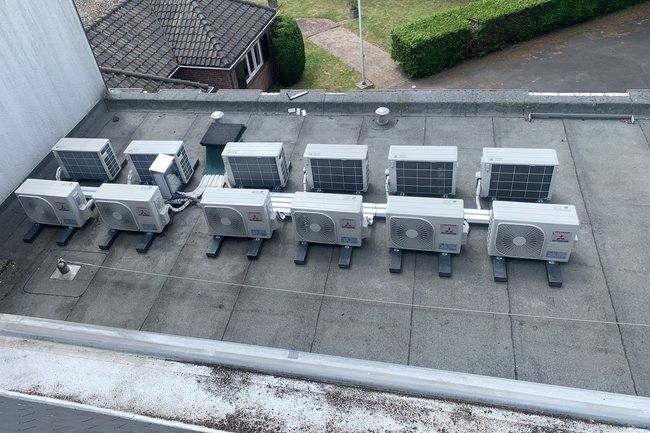 Meerdere buitenunits gekoppeld op het dak