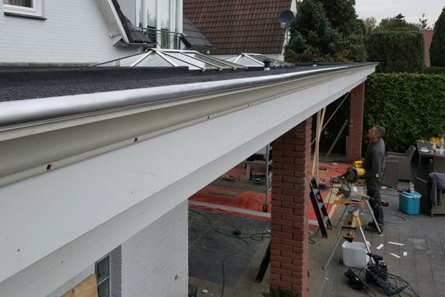 Dakrandafwerking met een Aluminium kraaltrim.
