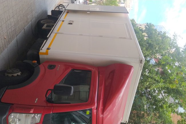 Camión mediano exelente para traslado de pisos completos.