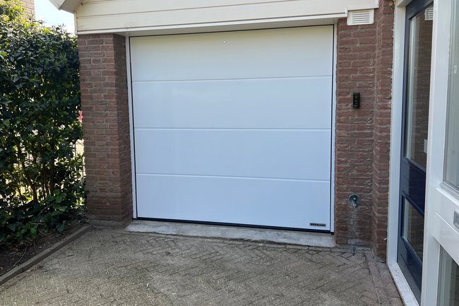 Weer eens wat anders Hormann Planar deur in wit.