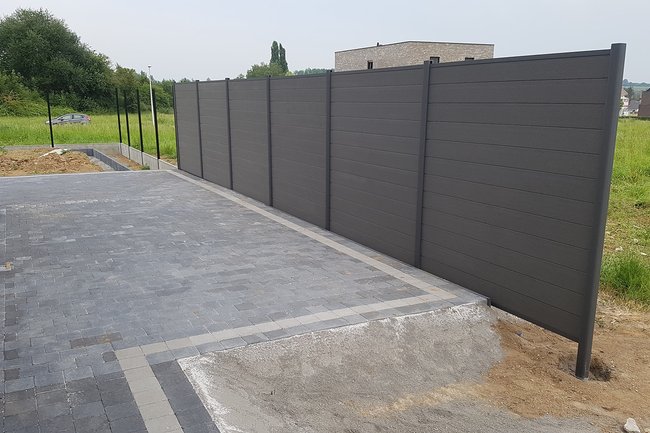 Composiet schutting met aluminium palen.