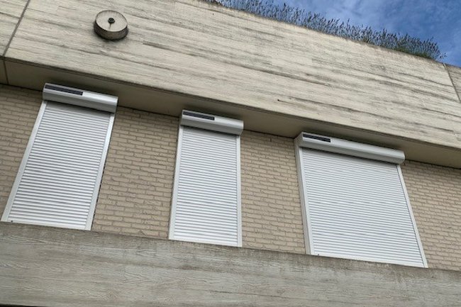 Rolluiken op zonne-energie en voorzien van afstandsbediening