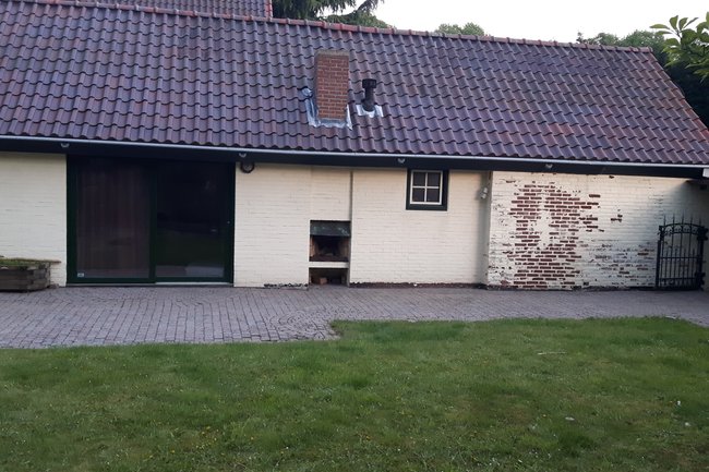 Buiten gevel dient geschilderd te worden