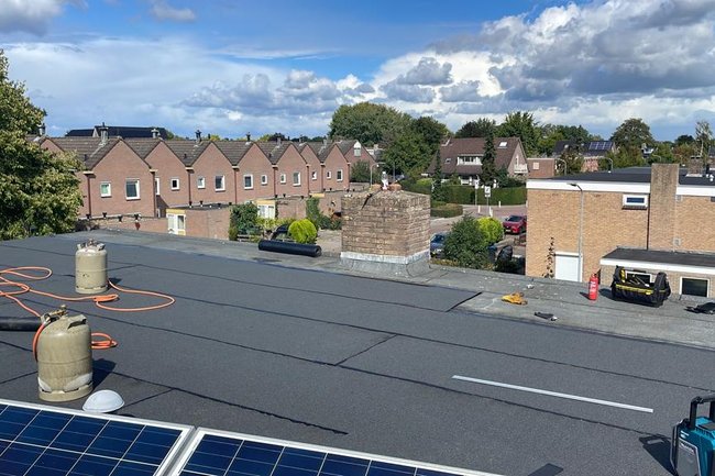 Plat dak voorzien van nieuwe bitumen dakbedekking