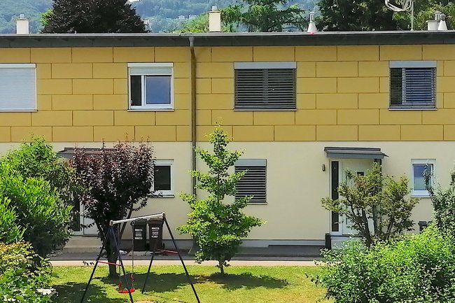 Fassaden- und Holzanstrich an einer Doppelhaushälfte