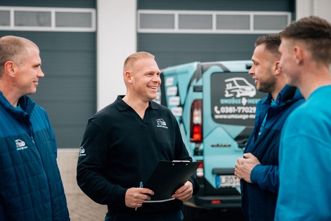 Auftragsbesprechung im Umzugsteam, bevor es zum Kunden geht.