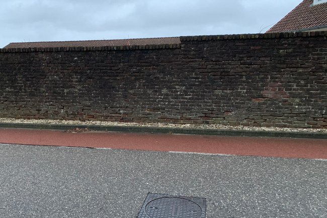 Voor het reinigen uitkappen en voegen.