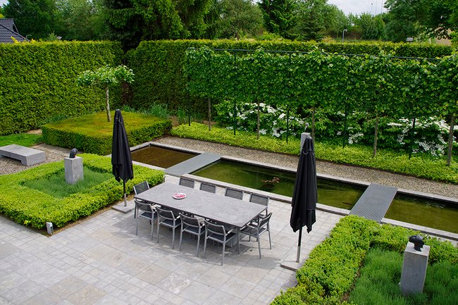 Achtertuin met groot terras