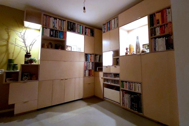 Boekenkast met werkplek incl. stroompunten, verlichting etc