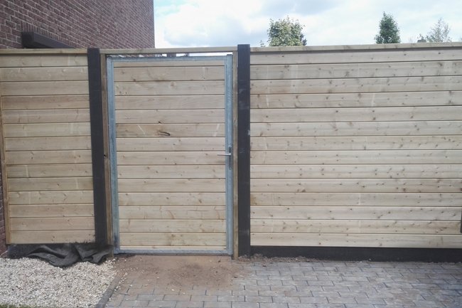 Schutting en poort met vuren geïmpregneerde blokhutprofielen