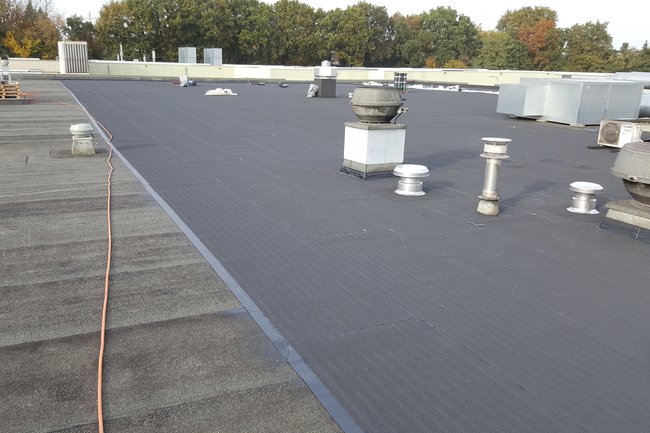 Bedrijfshal 2400m2 overlaagt met de Astroflex Thermbaan