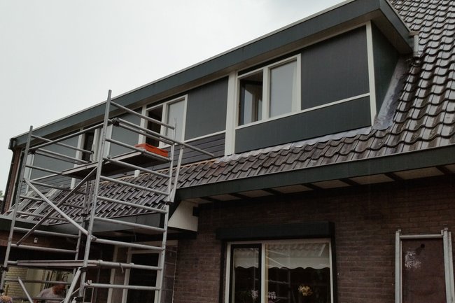 Schilderwerk en trespa kunstof platen geplaatst.