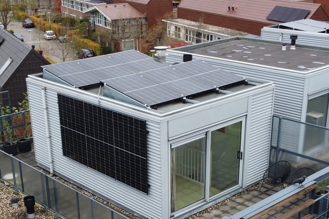 9 Trina Solar 420Wp zonnepanelen 6 op plat dak, 3 op gevel.