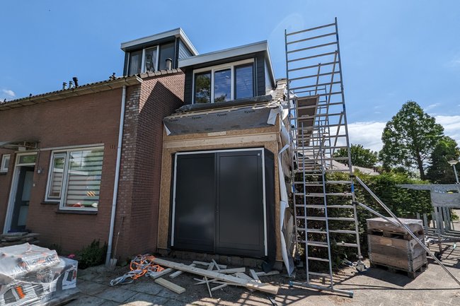 Deze aanbouw incl 2 dakkapellen stond in een dag!