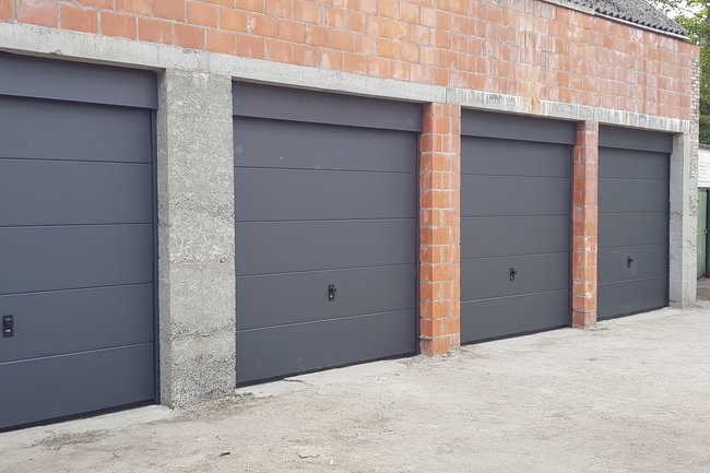 4 identieke sectionaalpoorten in garagecomplex