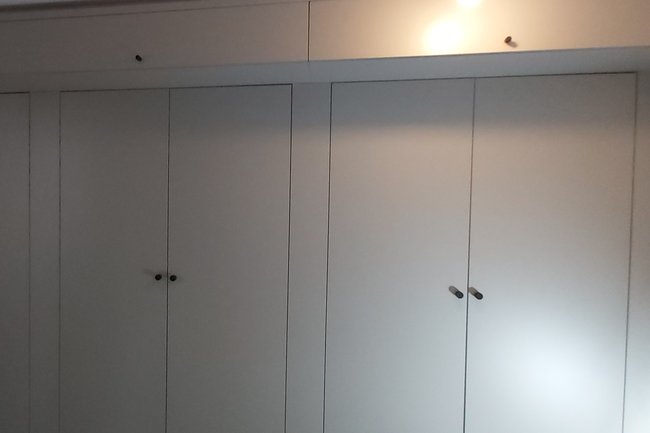 Garderobekast onder een schuine wand op de overloop