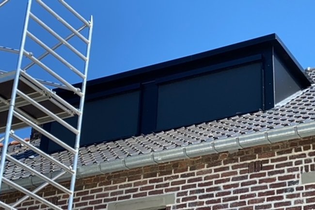 Riemst - zipscreens op dakkapel, RAL 9005 zwart