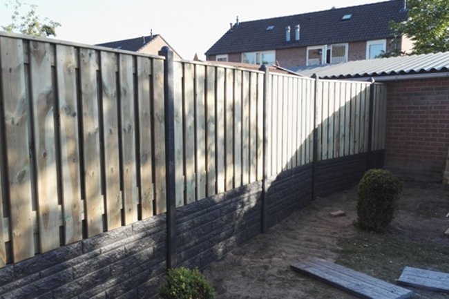 Luxe schutting met rotsmotieplaten en grenen schermen