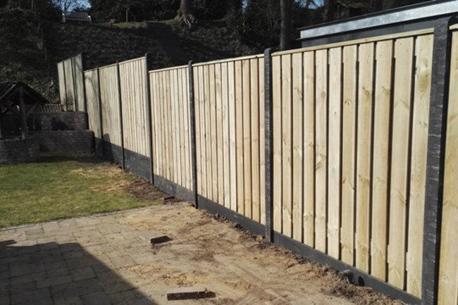 Schutting met hoogteverschil naar hoger gelegen terras