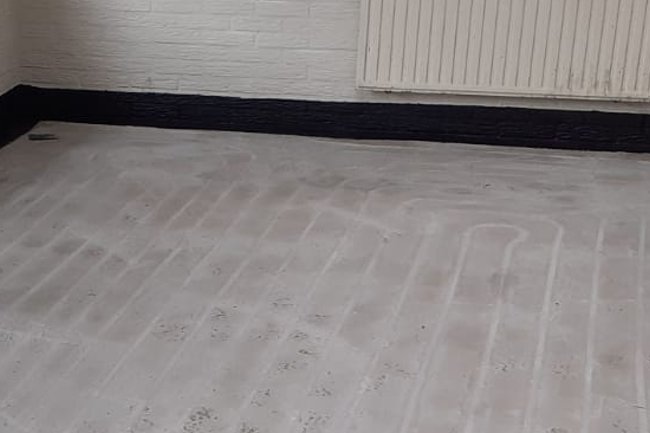 Luchtverdichtings folie gespoten op muur en vloer