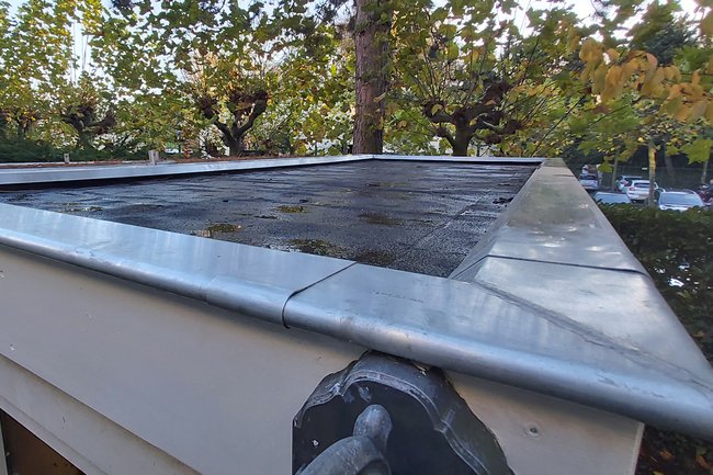 Buitenklusje: Nieuwe boeidelen en zinken dakrand geplaatst.