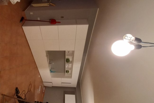 Parete attrezzata montaggio e fissaggio a muro