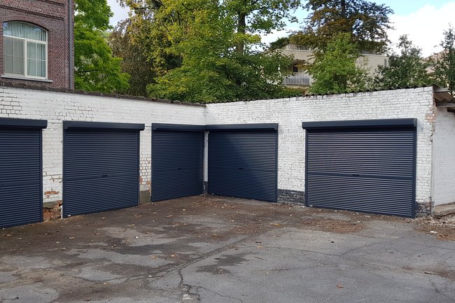 Rolpoorten voor garagecomplex