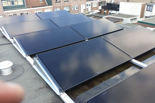 10 Dmegc panelen met SolarEdge omvormer. IJmuiden.