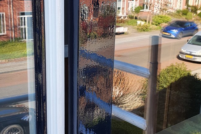 Wit kozijn met Donkerblauwe glaslat