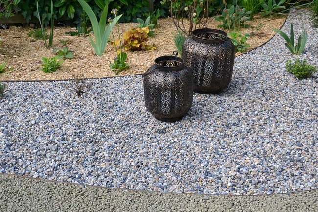 Gartendeko auf Kiesbelag