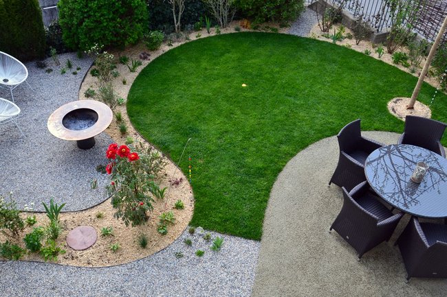 Privatgarten mit geschwungenen Formen