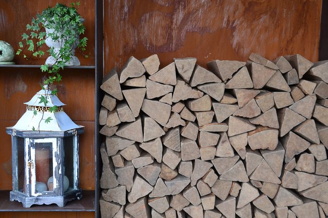 Holzstapler und Gartenschrank aus Stahlblech