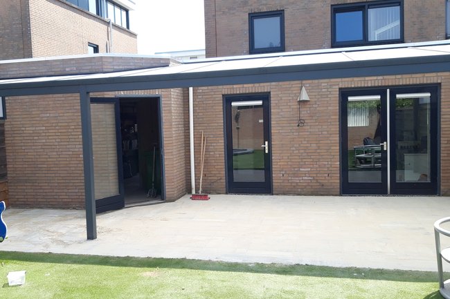 Nieuwe aluminium overkapping en bestrating