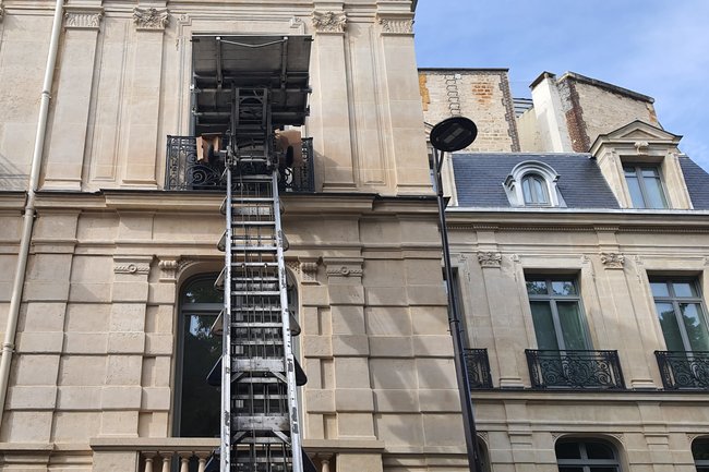 Ici l'utilisation d'un monte Meuble sécurisé pour déménager