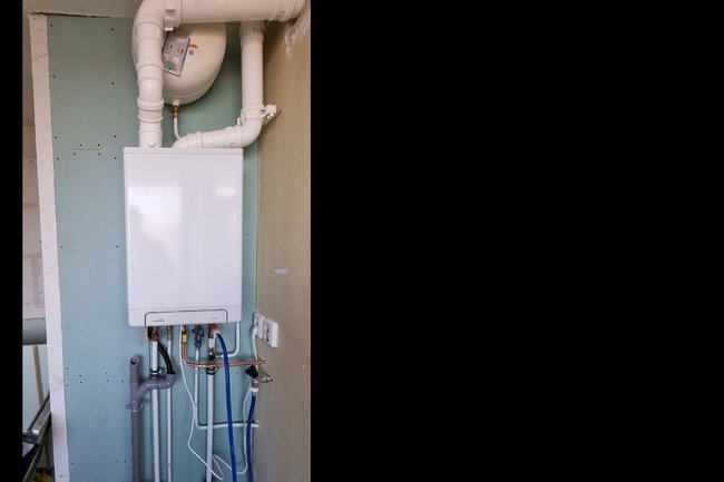 Intergas 28/24 die zal worden weggewerkt in een kast