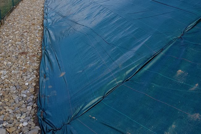 Pose de geotextile anti-adventices