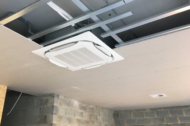 Daikin inbouw cassette 7KW in opbouw