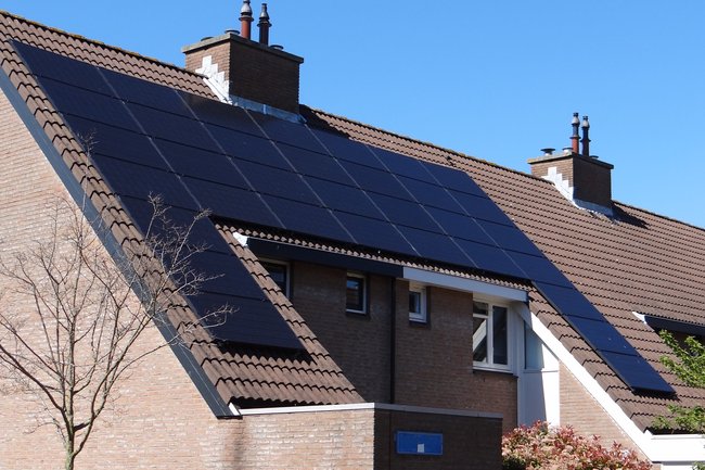Zonnepanelen installatie schuin dak
