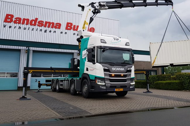 Met onze kraanwagen kunnen we overal zeecontainers plaatsen!