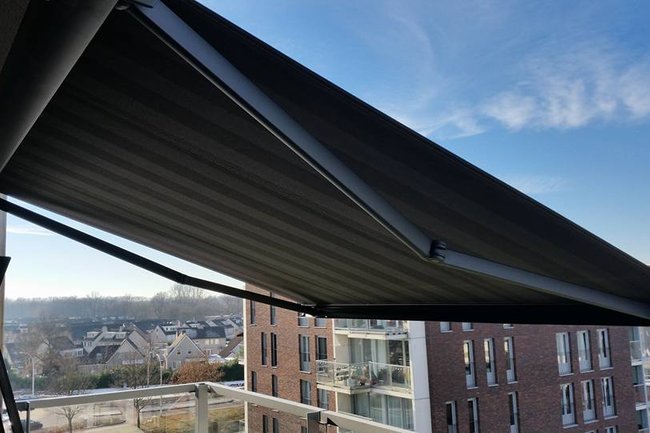 Een zonnescherm op een balkon met plafondbevestiging