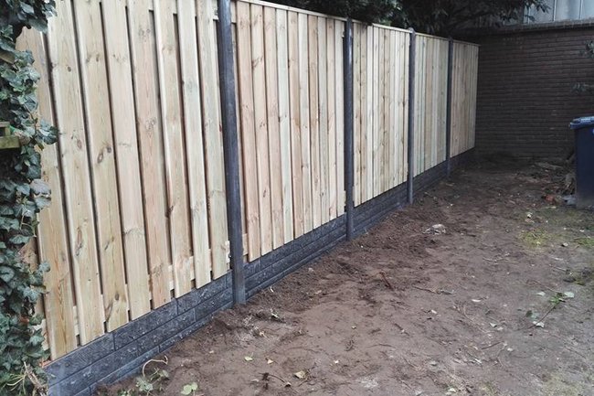 Semi luxe schutting grenen schermen met rotsmotiefplaat