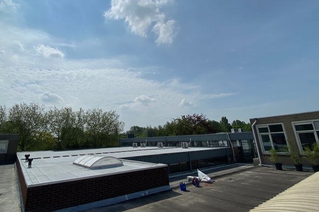 Bedrijfspand renovatie gevelbeplating, dak,schilderwerk,glas
