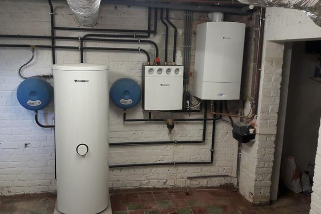 condensatieketel, boiler 200L, radiatoren + vloerverwarming